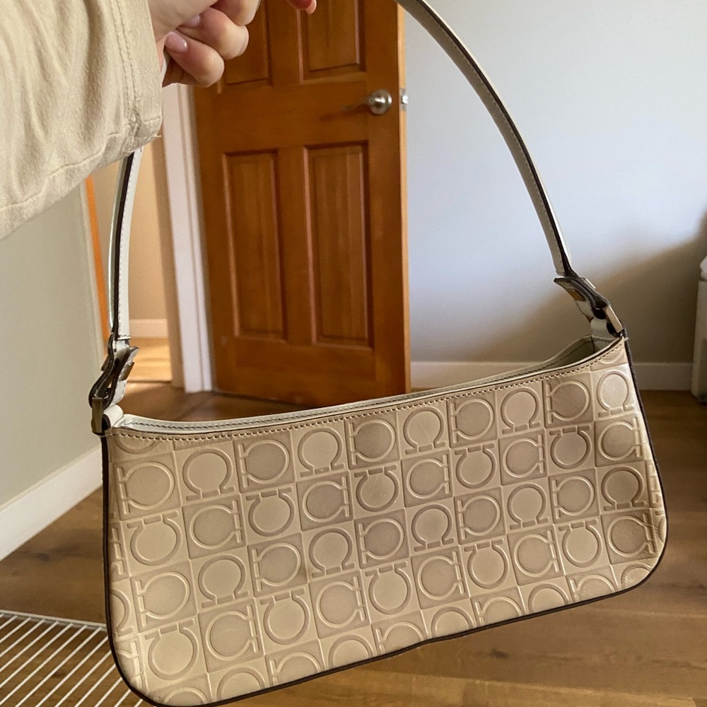 SALVADORE FERRAGAMO CREAM OFF WHITW 90s SHOULDER BAG
